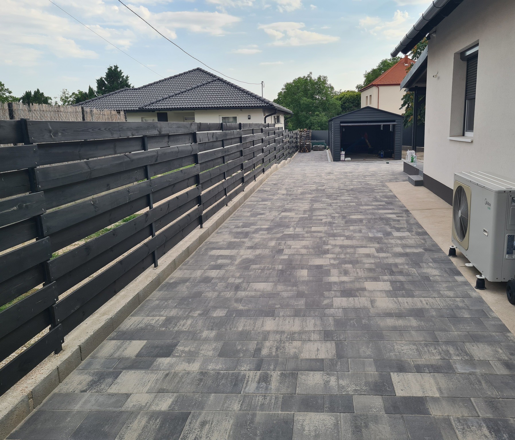 Elkészült térkövezett udvar